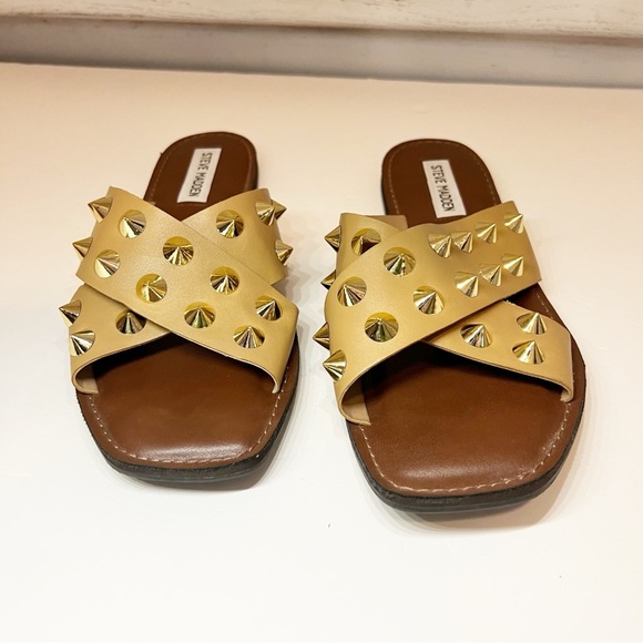 Steve Madden Cognac Gold Spiked Flat Sandal Size 9 - Picture 2 of 7